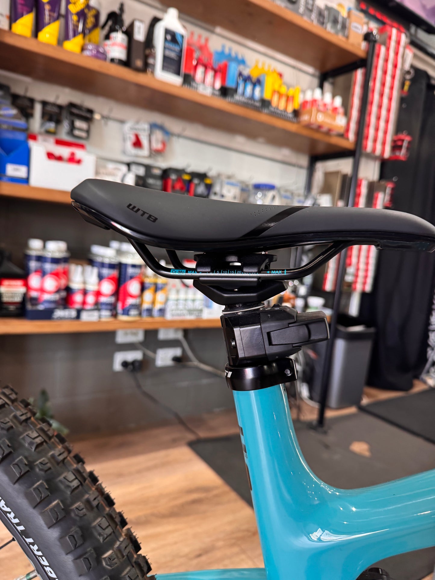 Turquoise e-bike seat and saddle with rear suspension and knobby front tire